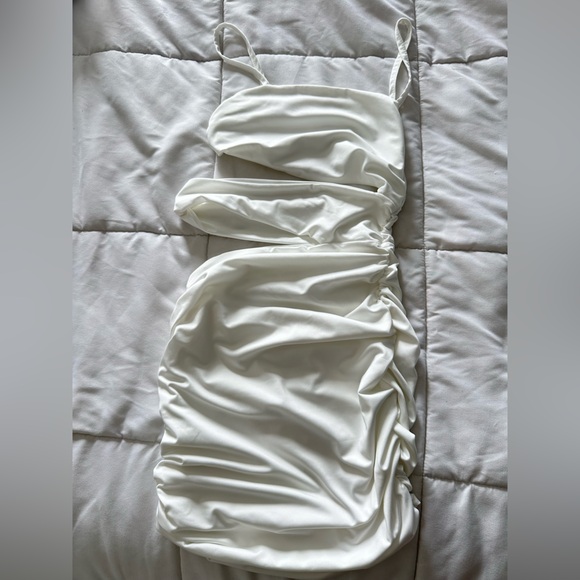 NEW White cut out body con dress. Size XSmall - Picture 4 of 7